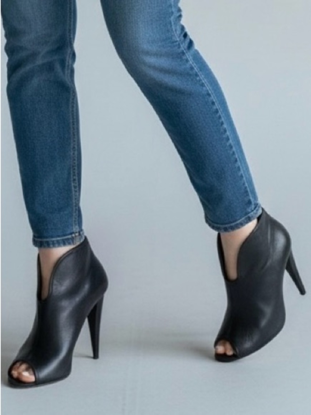 Vince Camuto Peep Toe Leather Shooties VC AMBER Booties Size 7.5 B Black Silver